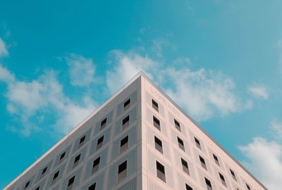 浅焦点摄影图书馆建筑在蓝色和白色在白天多云的天空
